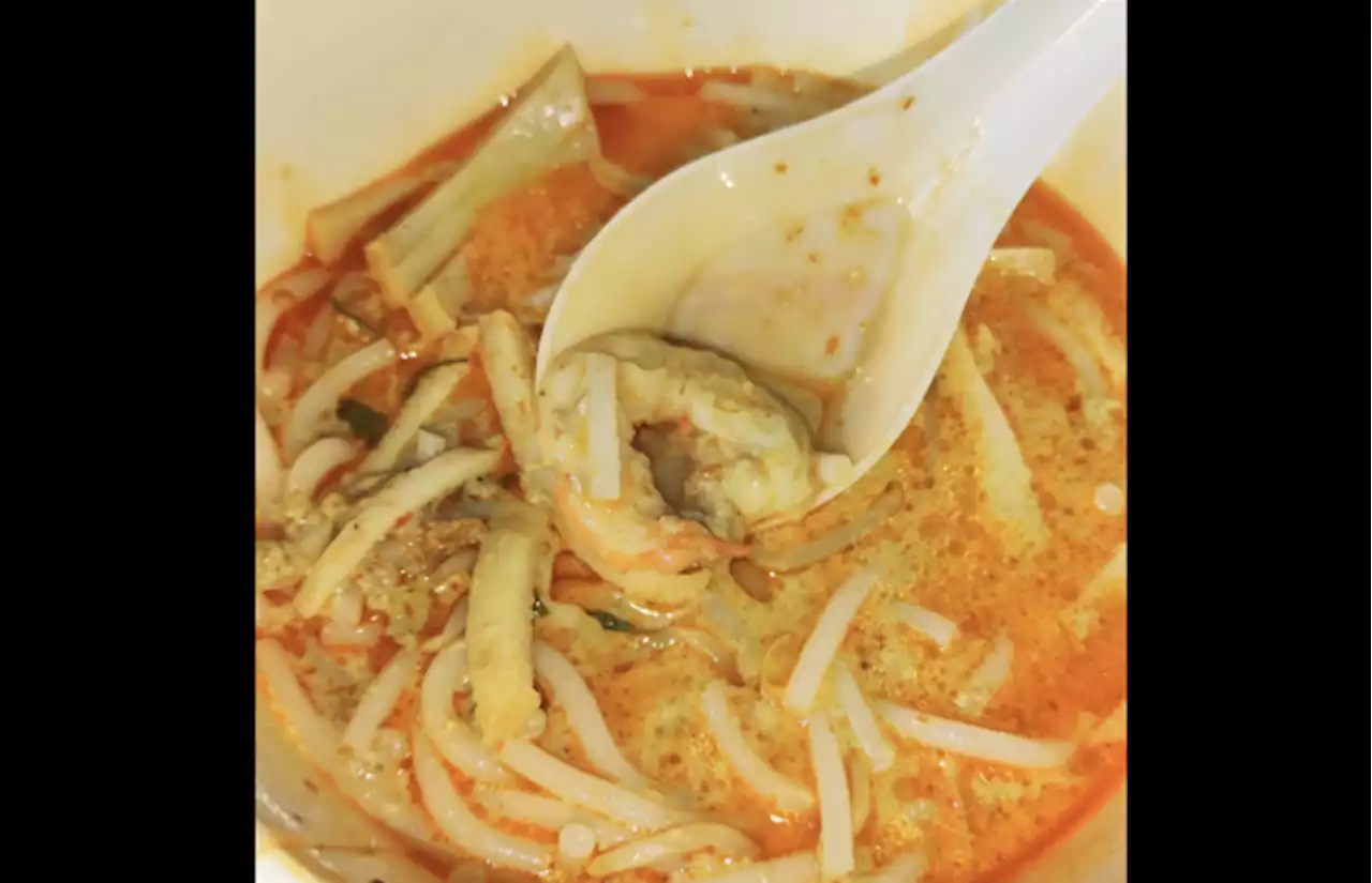 Customer pays S$2.50 for extra prawns for her laksa, but she only gets ‘half a prawn’ — Hawker offers compensation