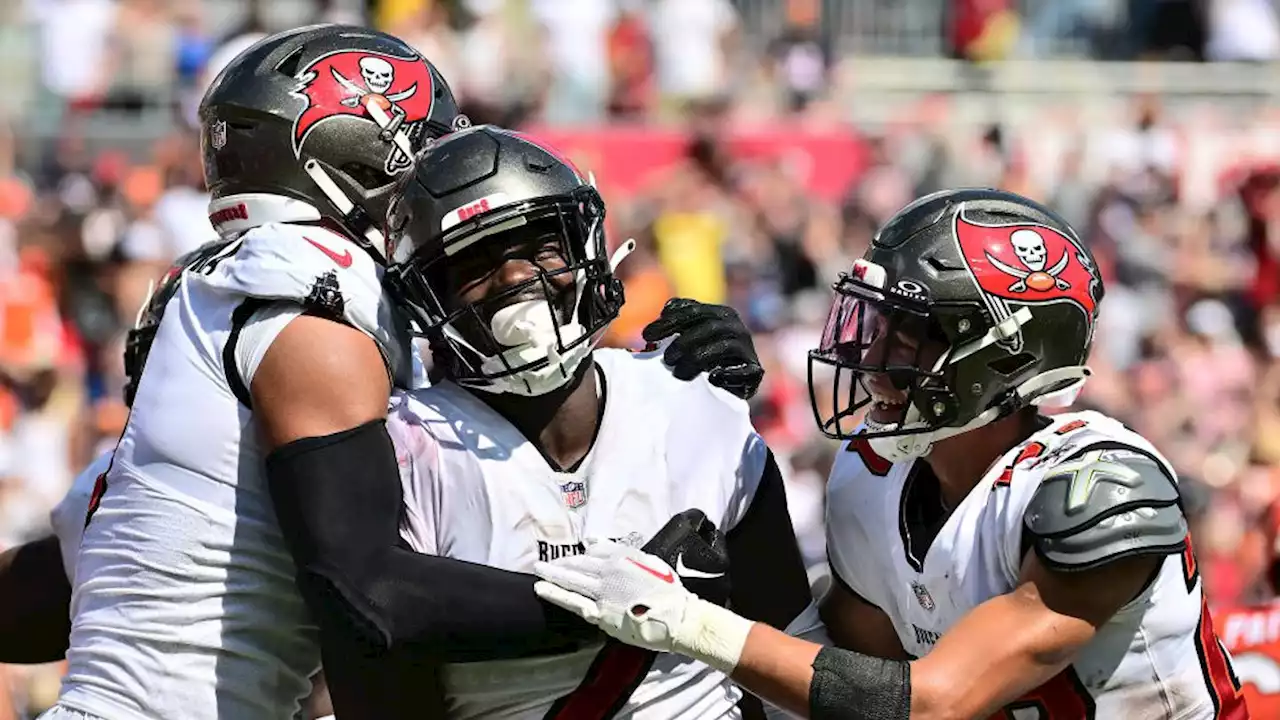 Tampa Bay LB Shaquil Barrett dedicates game-clinching pick-six to late daughter