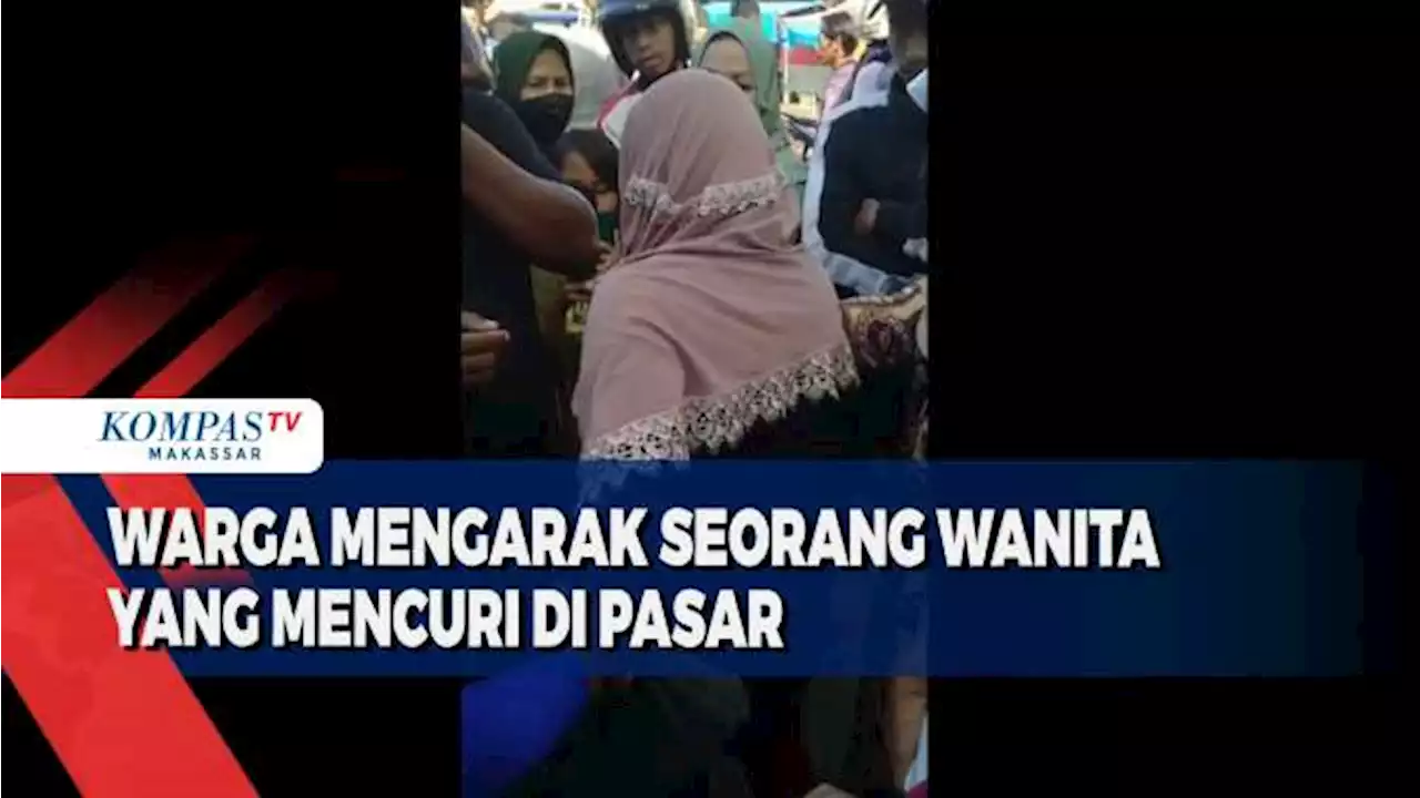 Warga Mengarak Seorang Wanita Yang Mencuri Di Pasar