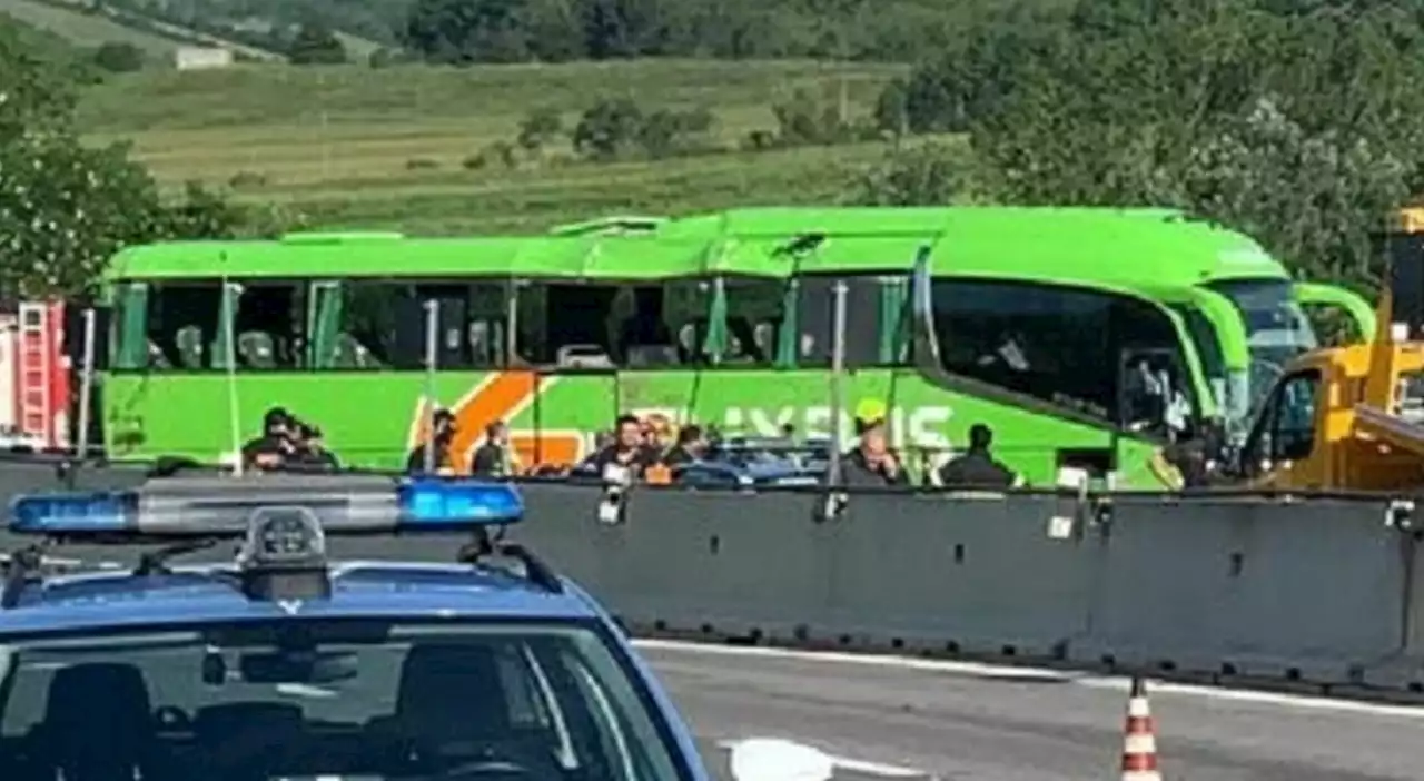 Flixbus Berlino-Trieste si ribalta sulla superstrada: morta una ragazza di 19 anni, 3 italiani feriti