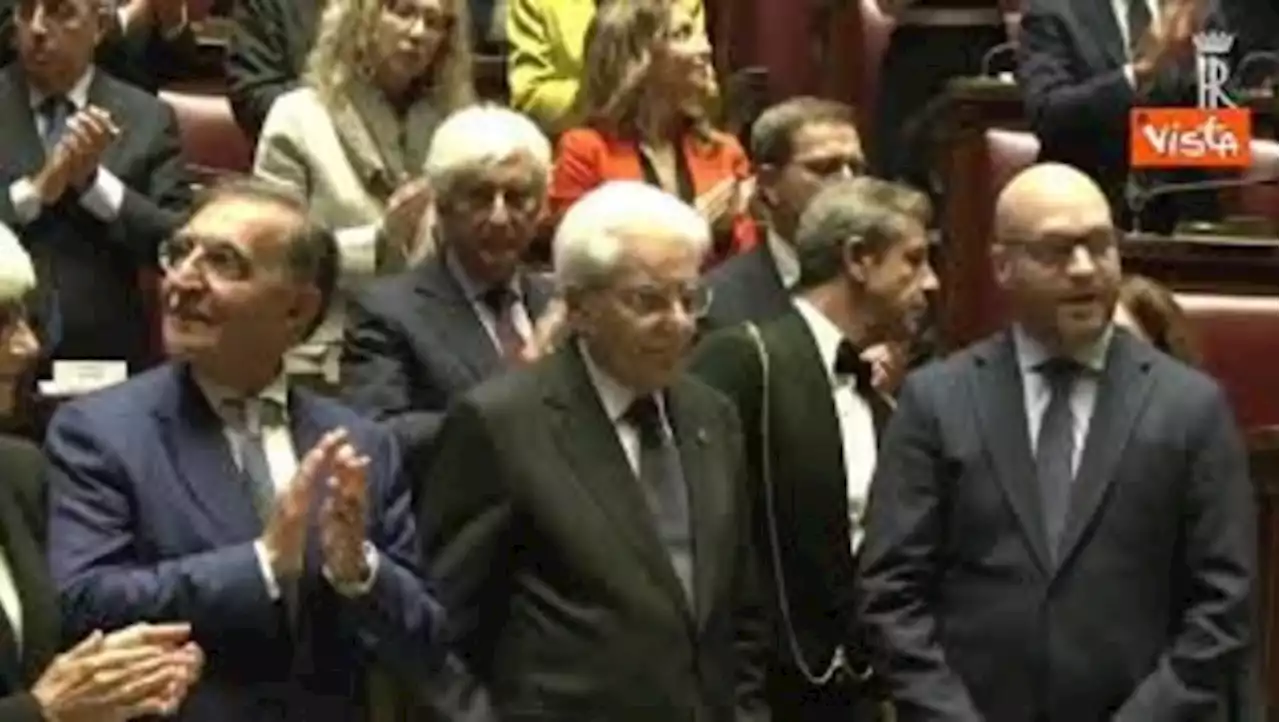 75esimo Costituzione, Mattarella entra in Aula Camera, lungo applauso per il Capo dello Stato