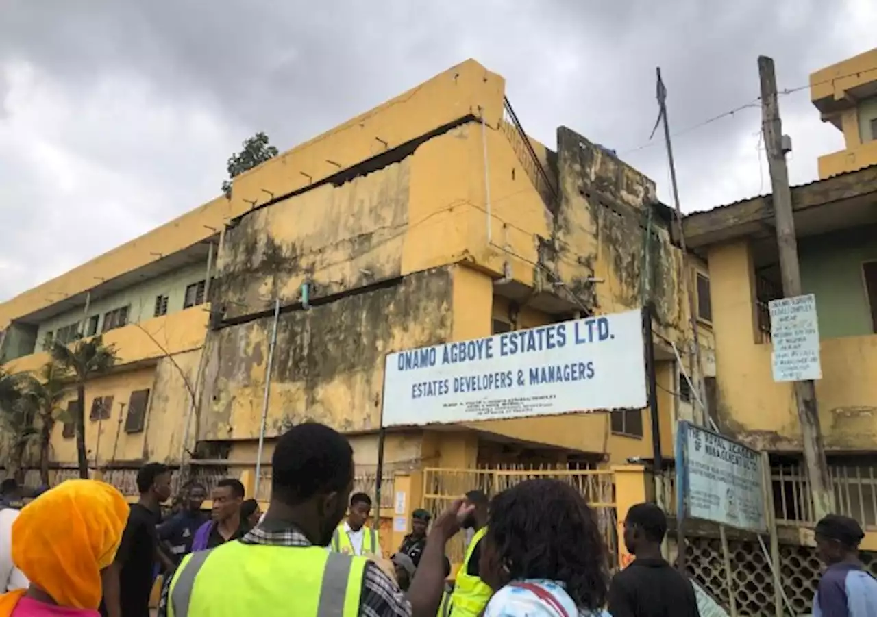 Building collapse: Louts attack Lagos officials, injure police officer