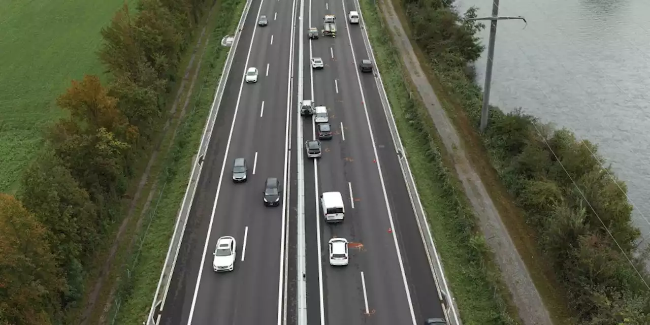 A14 bei Gisikon LU: Zwei Personen nach Auffahrkollisionen im Spital