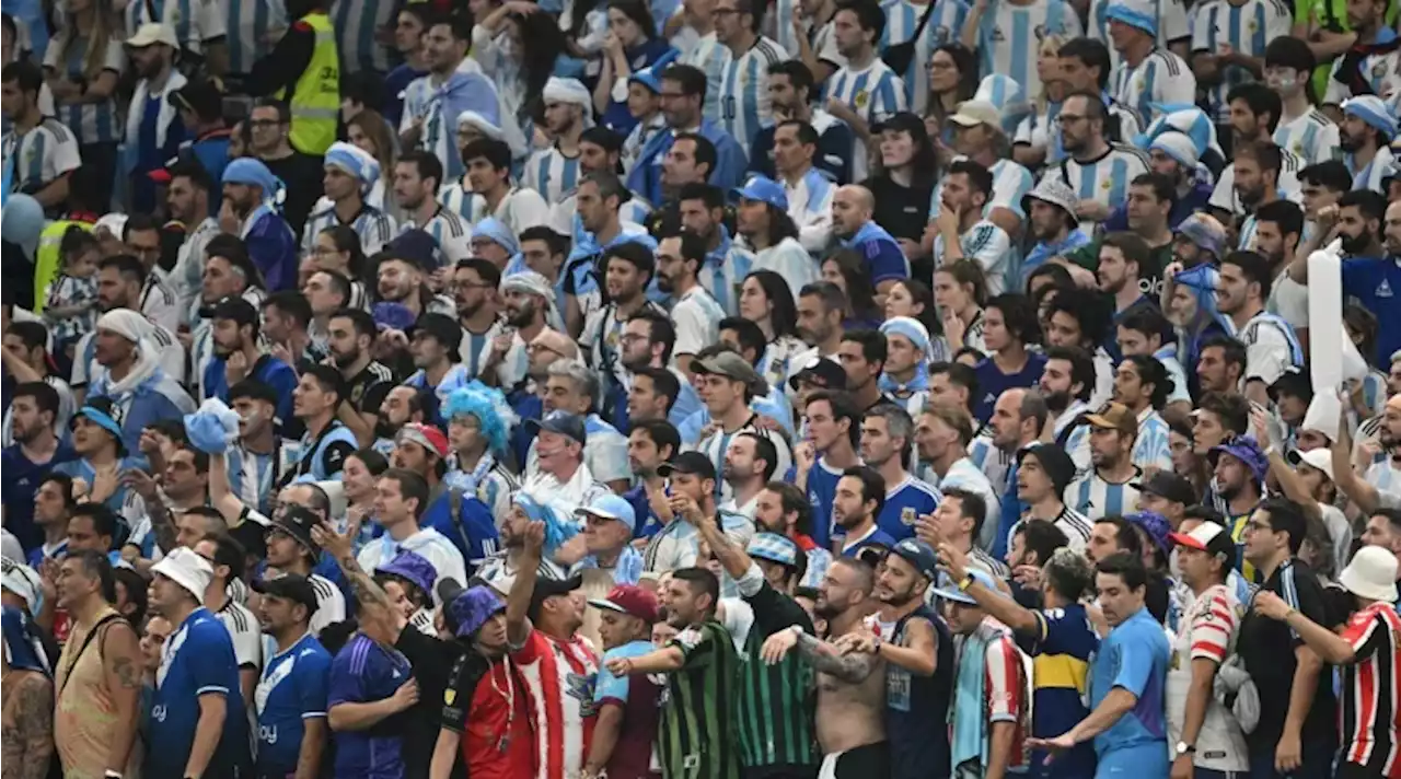 Video: el hincha argentino que sale todas las noches a celebrar el título de Catar 2022