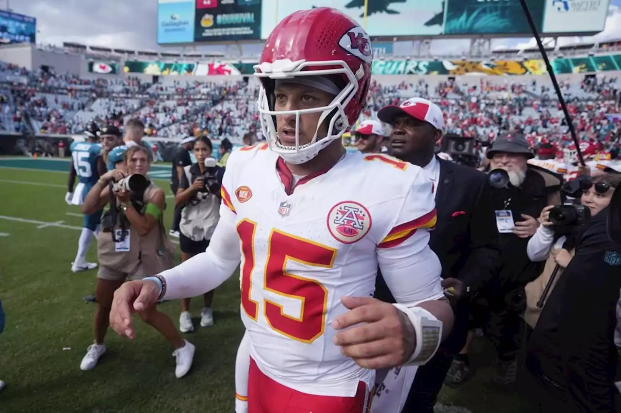 Chiefs, Mahomes agree to restructured deal to include big pay raise, AP source says