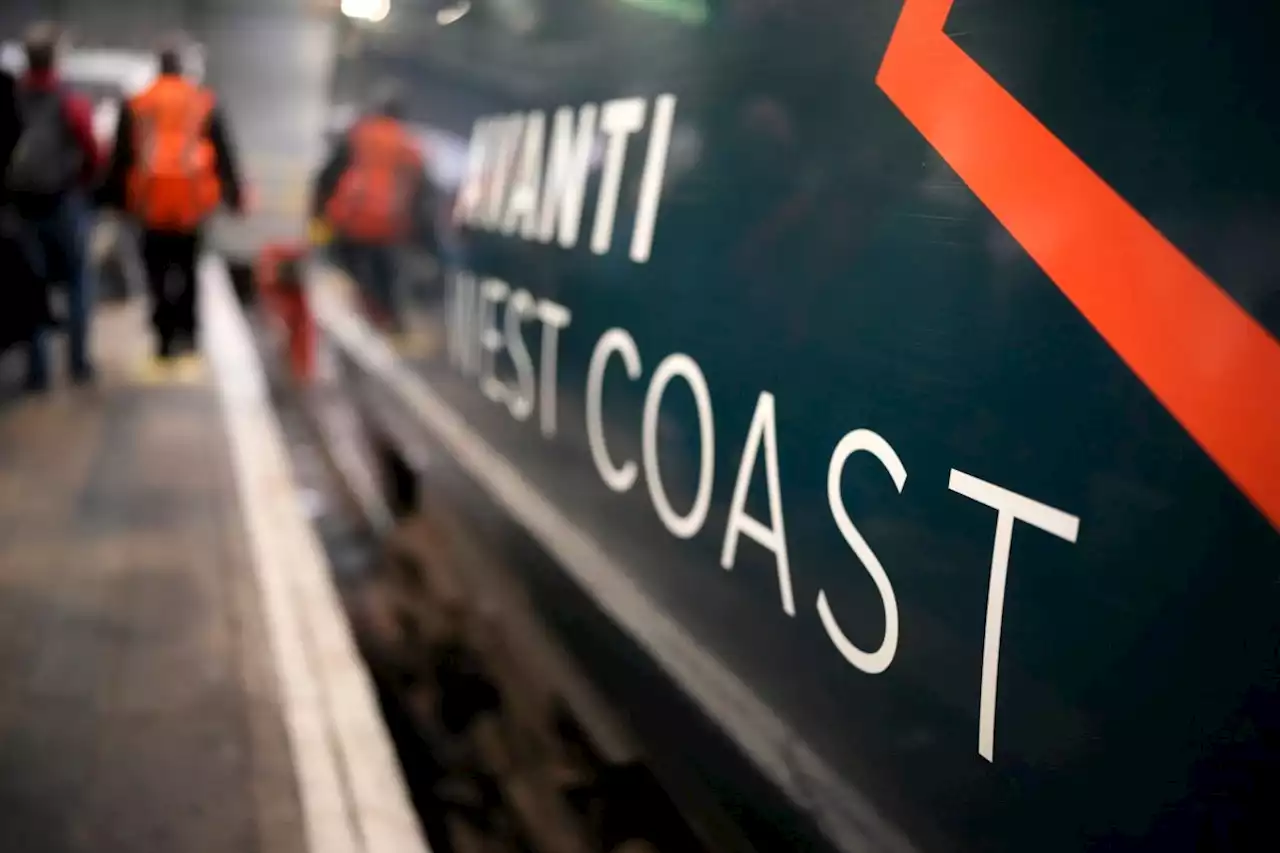 Avanti and CrossCountry given new contracts despite less than half of trains running on time