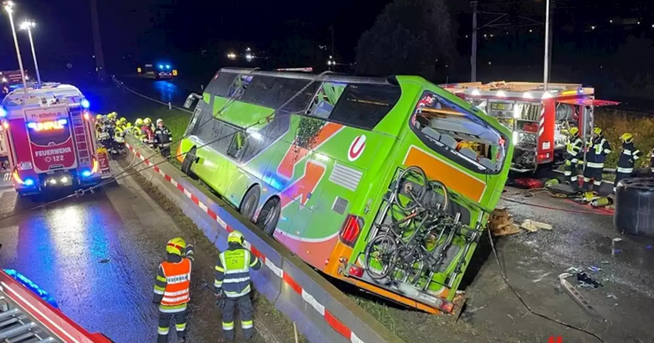 Flix-Bus prallte in Kärnten gegen Leitplanke: 19-Jährige bei Unfall getötet