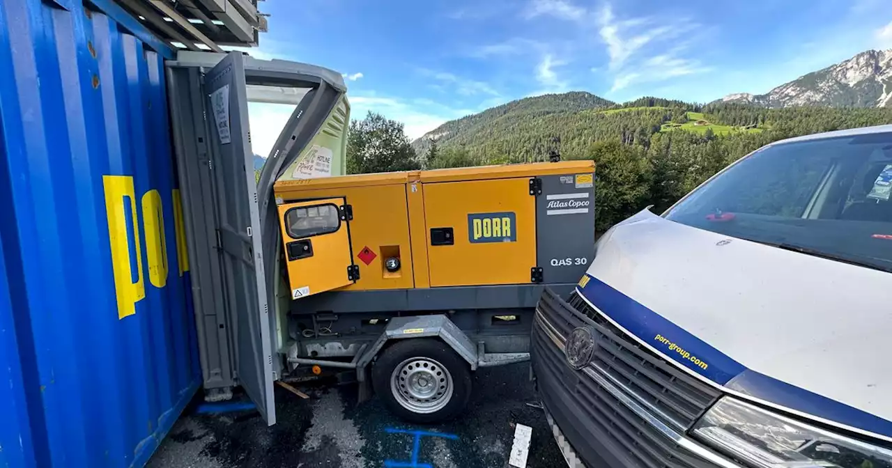 Strom-Aggregat zerdrückte bei Unfall in Söll Container: Mann in Dixi-Klo eingeklemmt