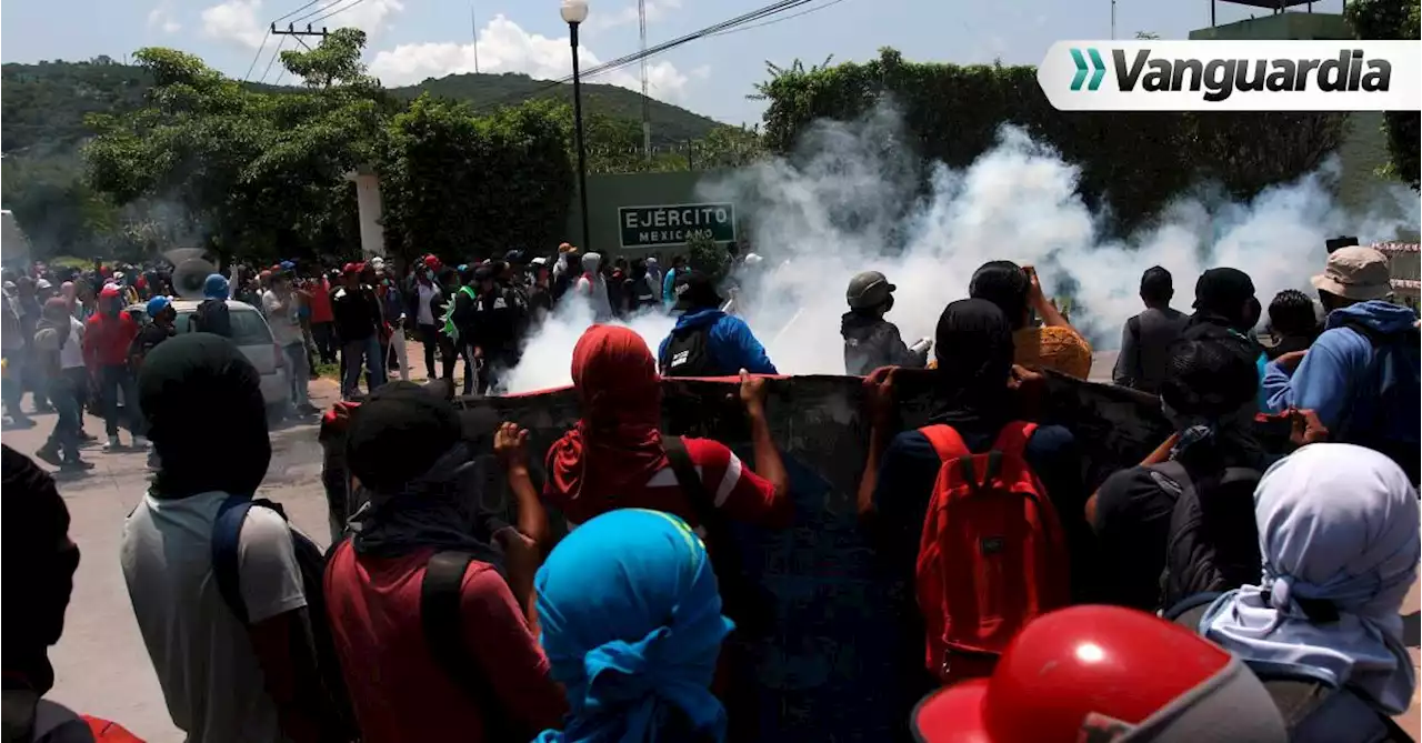 Militares impiden protesta de padres de desaparecidos de Ayotzinapa, en el sur de México