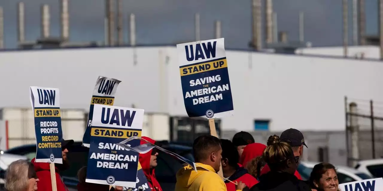 Talks Resume in Detroit as UAW Threatens to Widen Strike