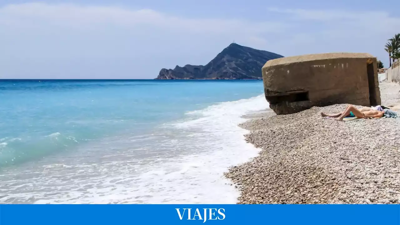 La playa de Alicante con aguas cristalinas y un búnker de la Guerra Civil