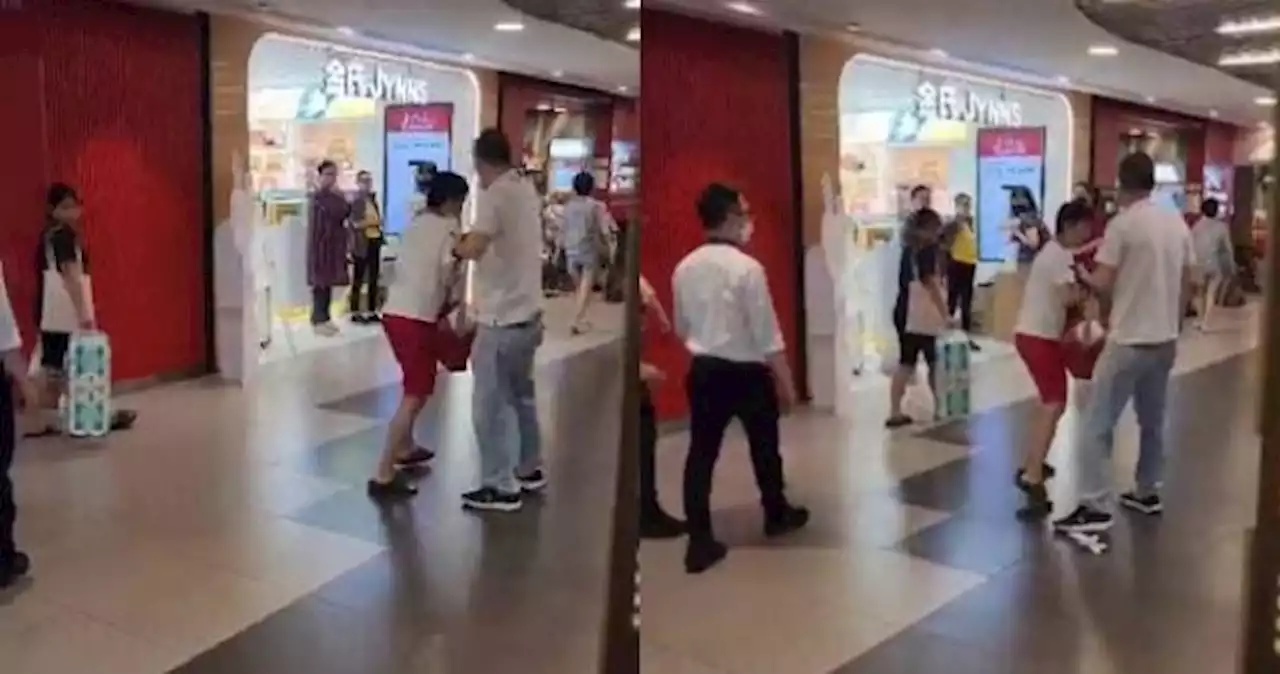 'Caught red-handed': Auntie seen struggling with man after allegedly stealing at Plaza Singapura's CS Fresh