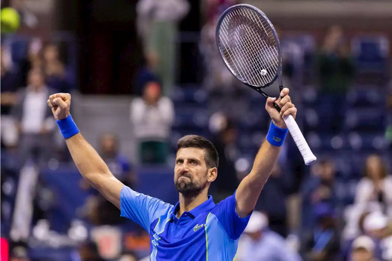 Novak Djokovic se salvó de la eliminación luego de remontar una desventaja de dos sets