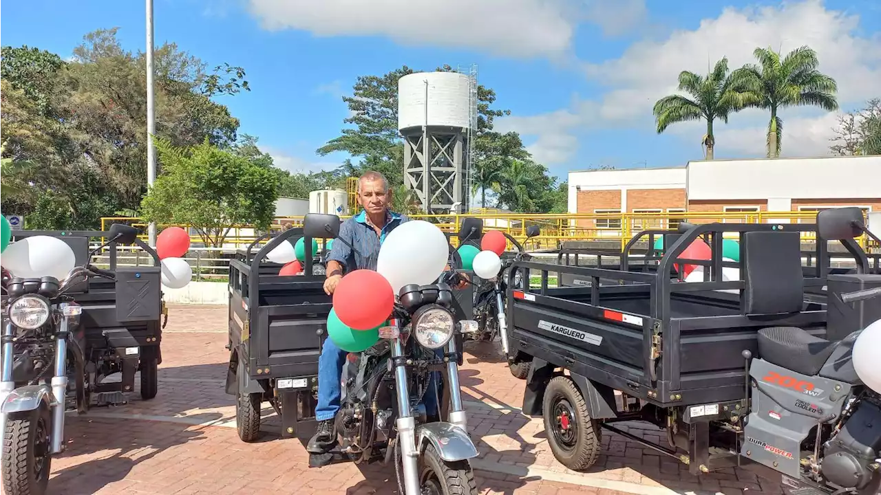 Por fin entregan motocarros a 14 carretilleros de Calarcá en el Quindío