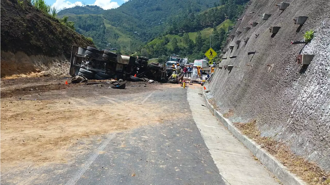 Un conductor muerto por aparatoso accidente de tránsito en la vía La Línea en el Quindío