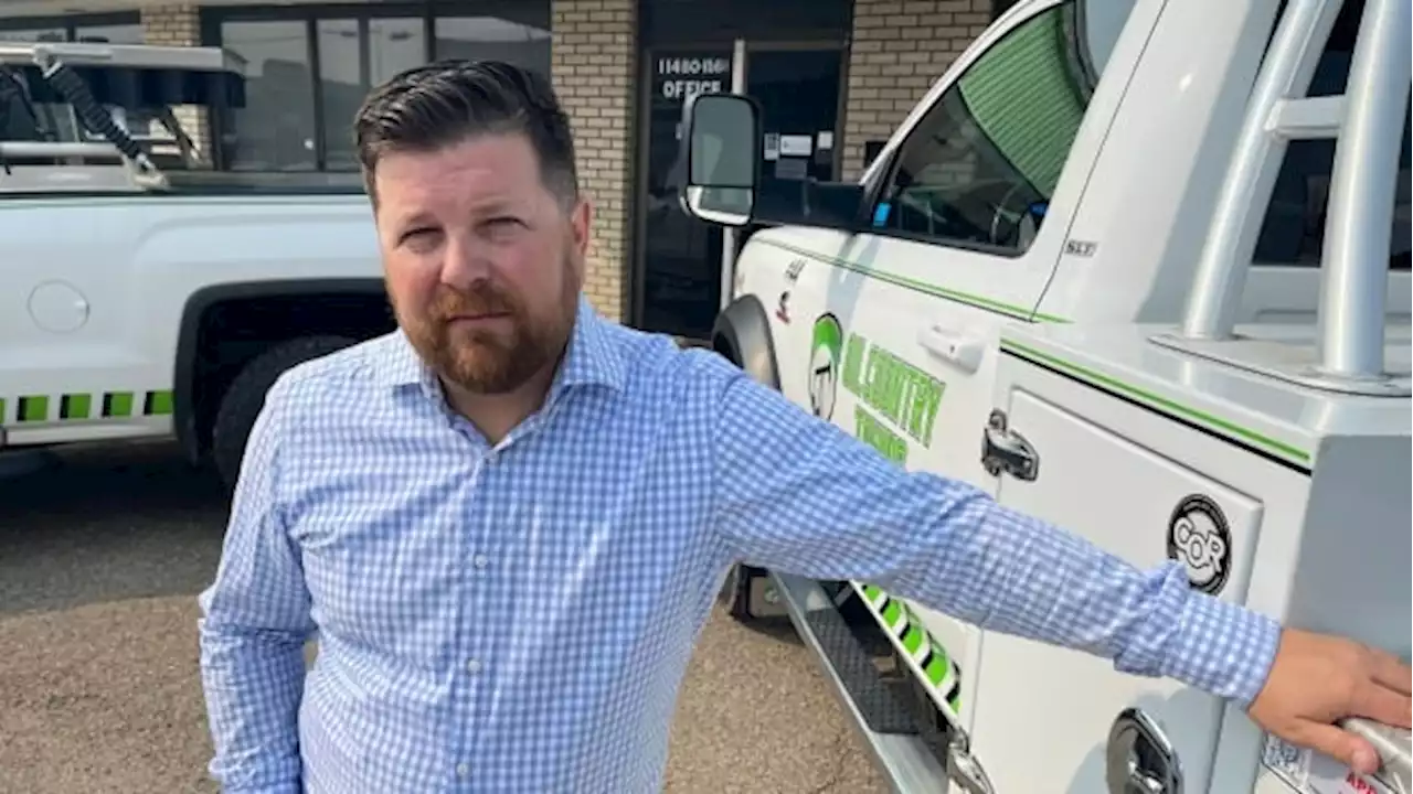 Paramedics, tow truck drivers criticize Alberta's diluted safety legislation for roadside workers