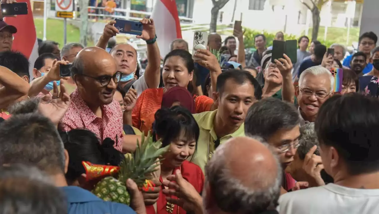 President-elect Tharman Shanmugaratnam thanks supporters with pineapples after election win