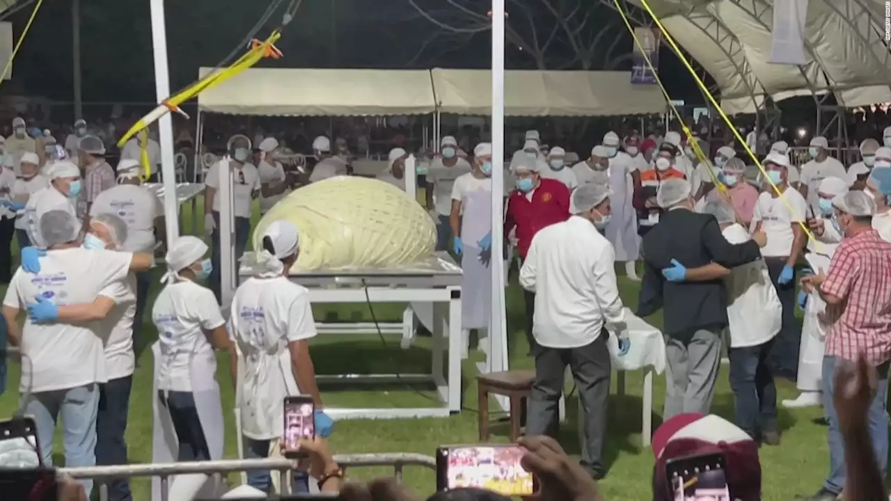 Este pueblo mexicano rompió el récord Guinness al fabricar la bola de queso más grande del mundo | Video