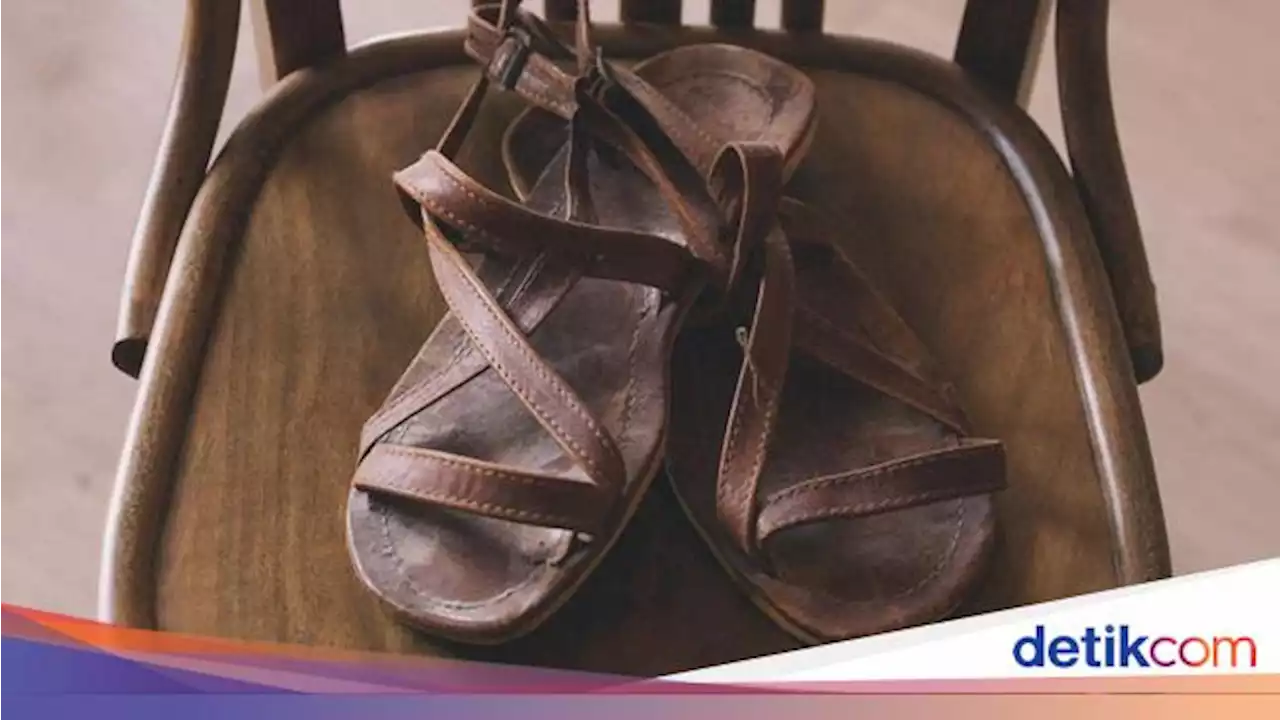 Hukum Sholat Mengenakan Sandal, Benarkah Sunnah?