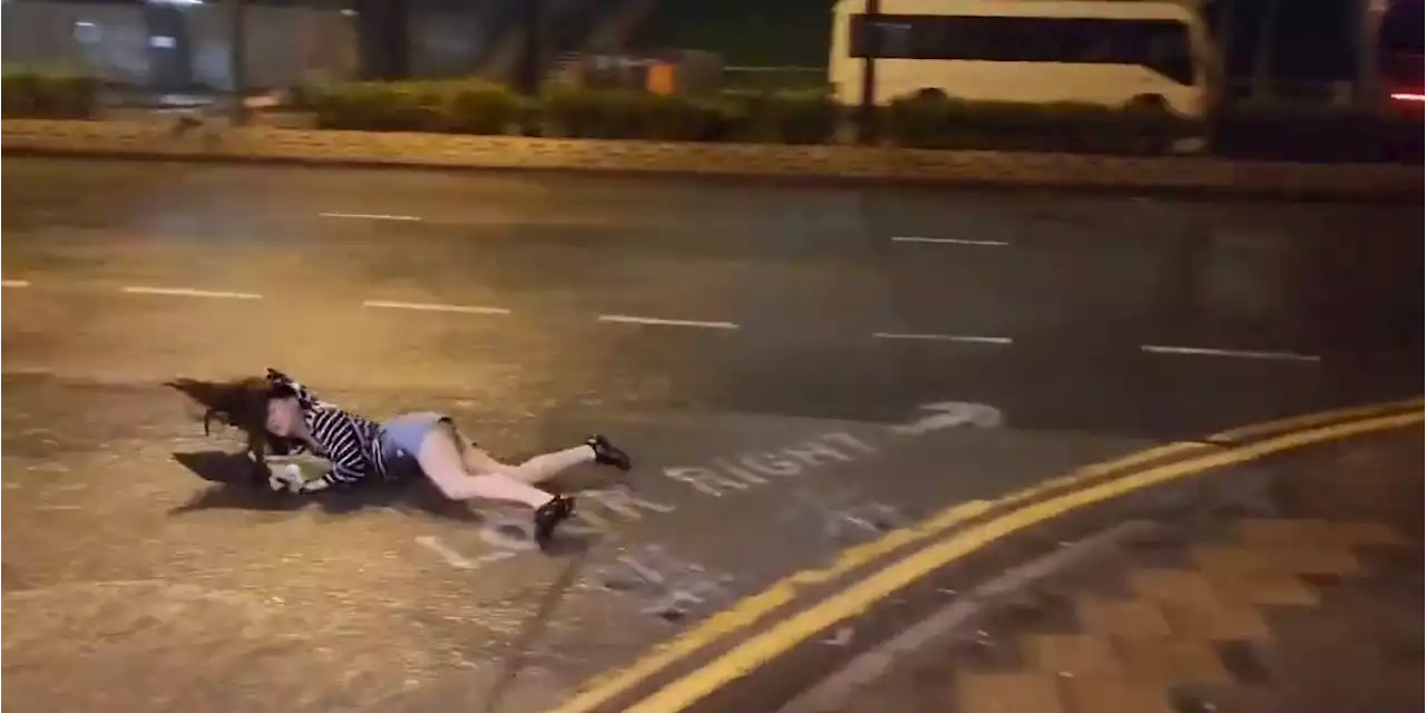 Video: mujer es arrastrada por fuertes vientos en las calles de Hong Kong