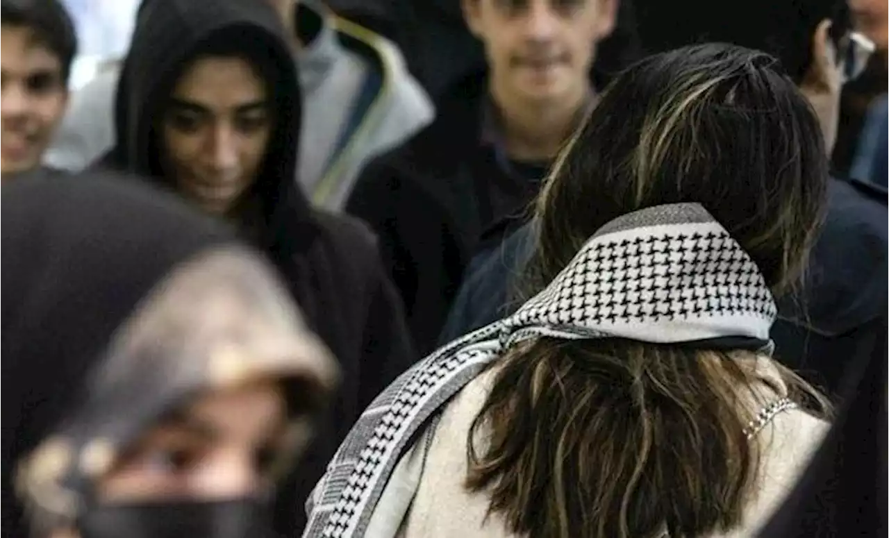 نقدها از لایحه حجاب مردود است؛ چون منتقدان فمنیست هستند و با خانواده مشکل دارند!