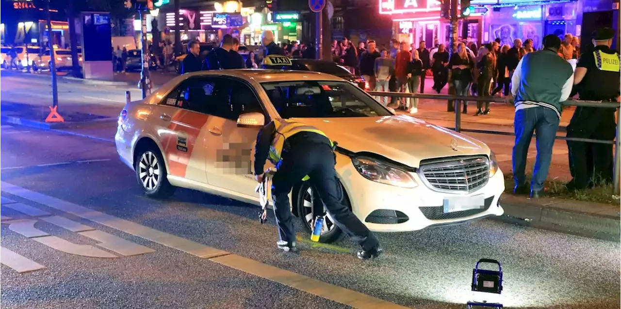 Taxi erfasst 23-Jährigen auf der Reeperbahn und schleudert ihn durch die Luft