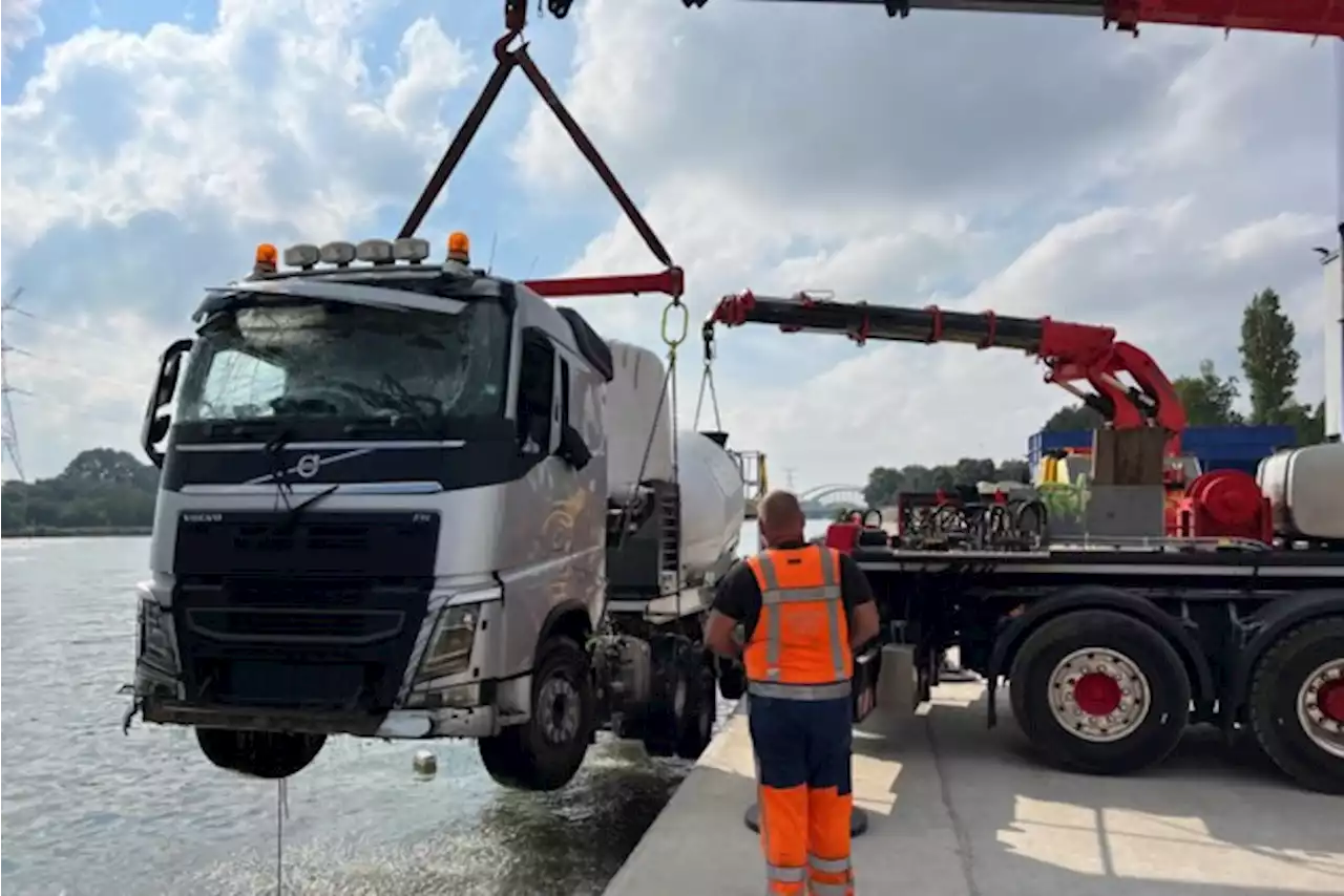 Betonmixer die in Albertkanaal reed na vier uur weer op het droge: “Bestuurder bleef ongedeerd”