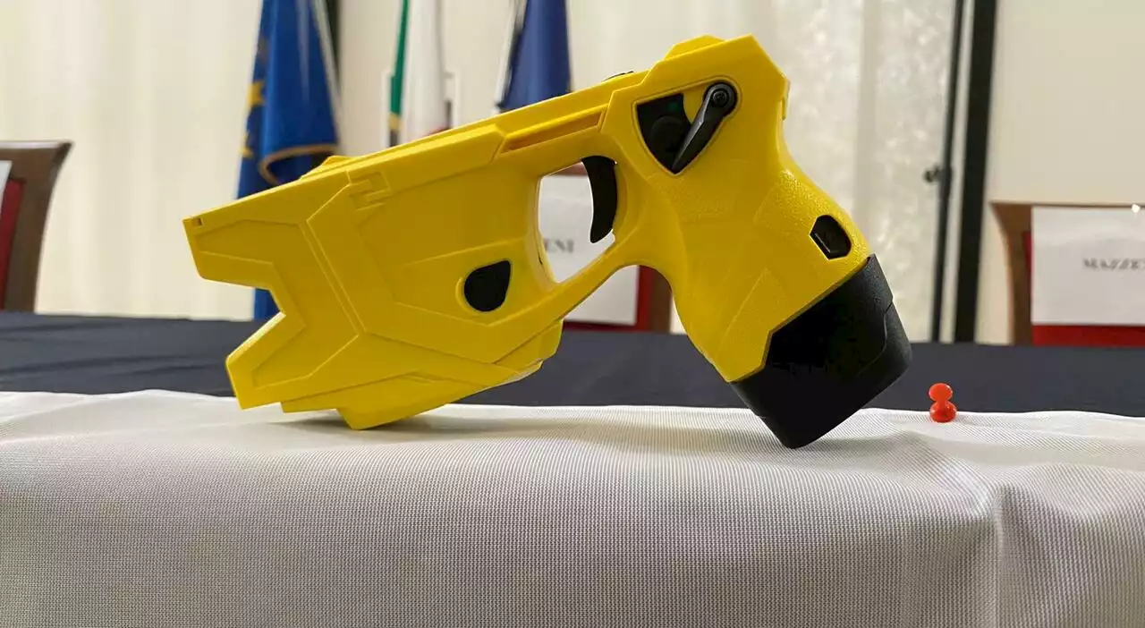 Pronto soccorso, minaccia i medici con un pezzo di vetro: bloccato con il taser