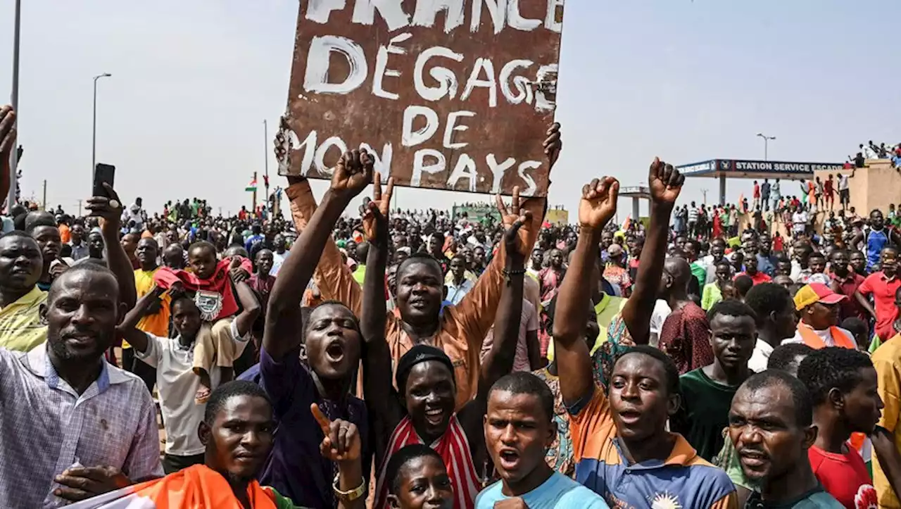 Crise au Niger : 'A bas la France, 63 ans de pillage ça suffit !'... À Niamey, des milliers de personnes réclament le départ de l'armée française