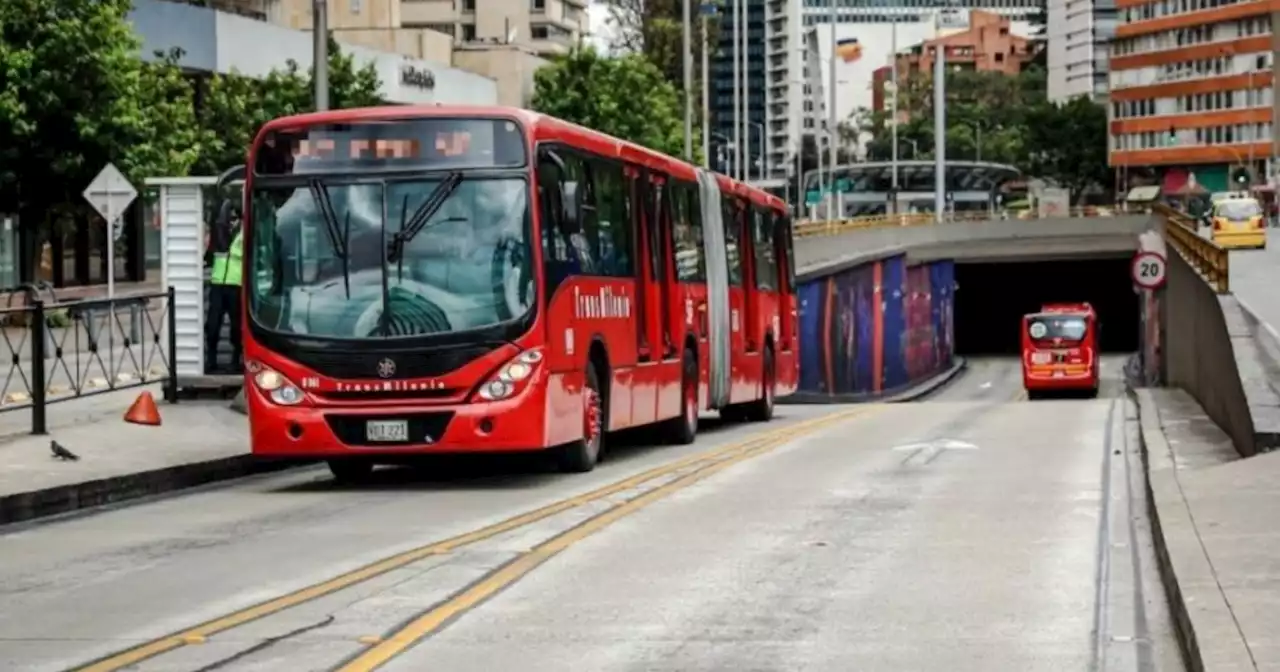 Lámpara se cayó en Transmilenio y pasajero sacó destornillador para arreglarla