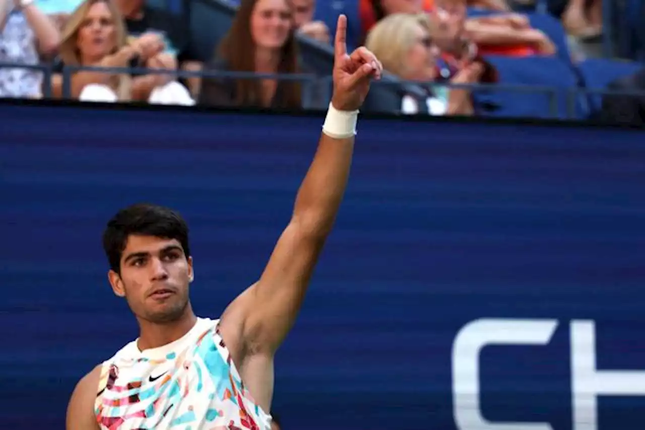 Carlos Alcaraz cède un set à Daniel Evans mais rallie les huitièmes de finale de l'US Open