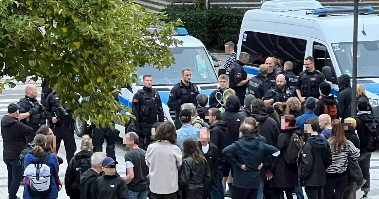 Demonstration gegen 'Spaziergänger': Provokationen und Körperverletzung am Bielefelder Rathaus