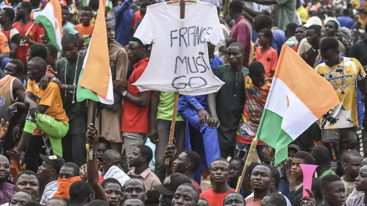 Des milliers de Nigériens exigent le départ de l'armée française