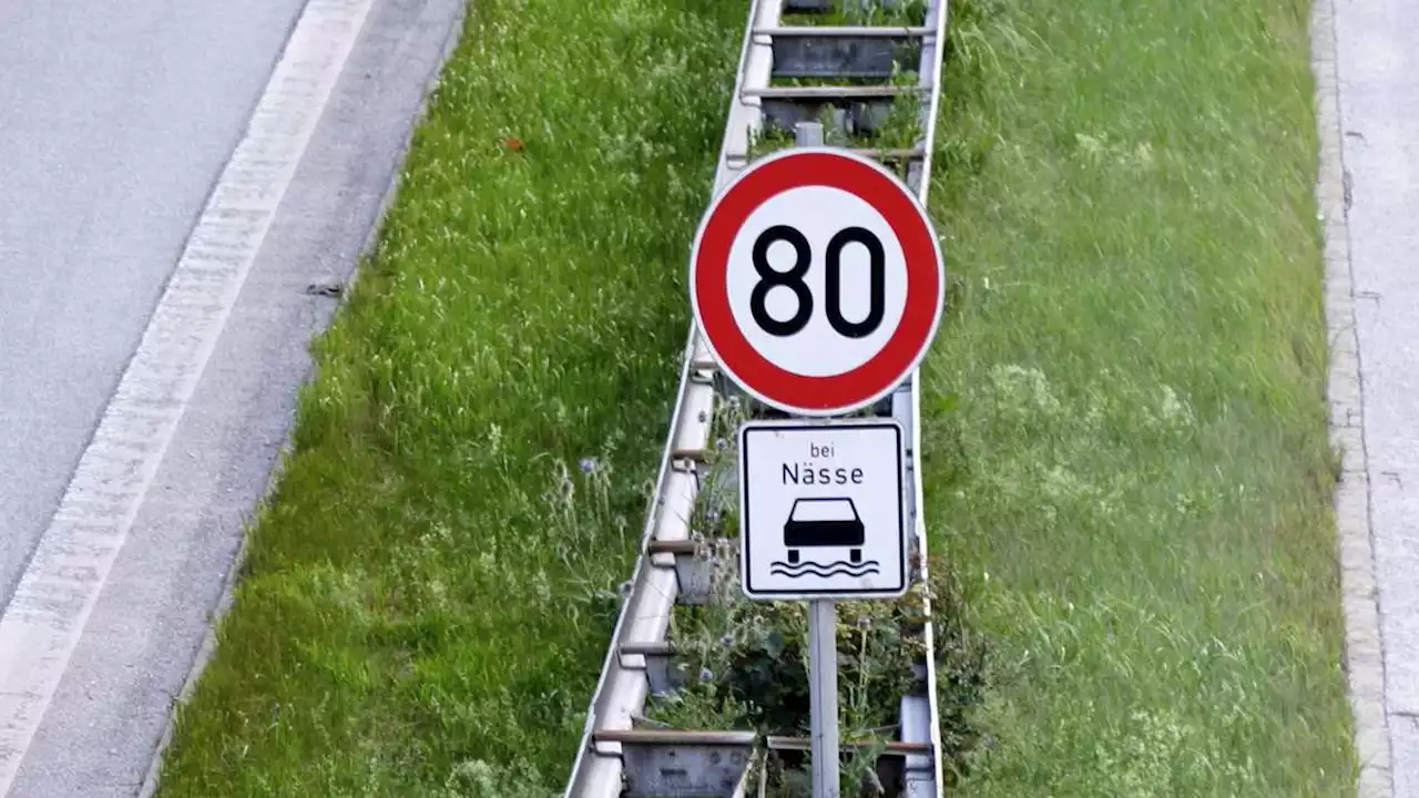 Fragwürdiger Streich: Unbekannte tauschen Temposchilder auf bayerischer Autobahn aus