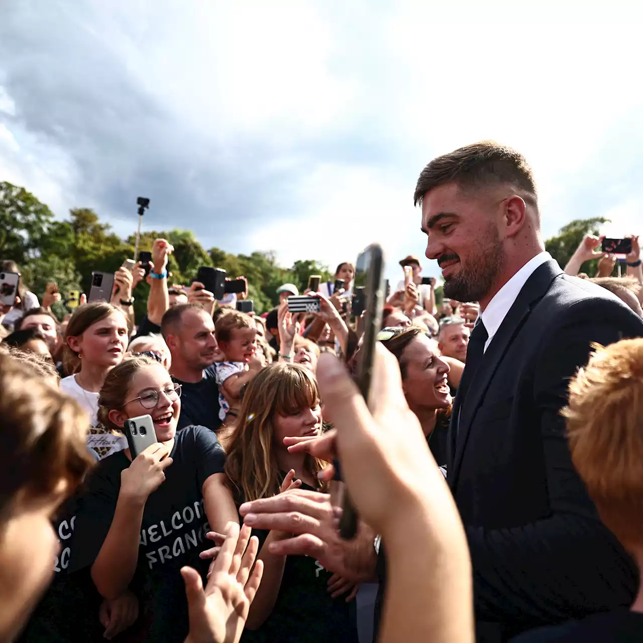 - Coupe du monde de rugby : les Bleus reçus par une foule en liesse à Rueil-Malmaison