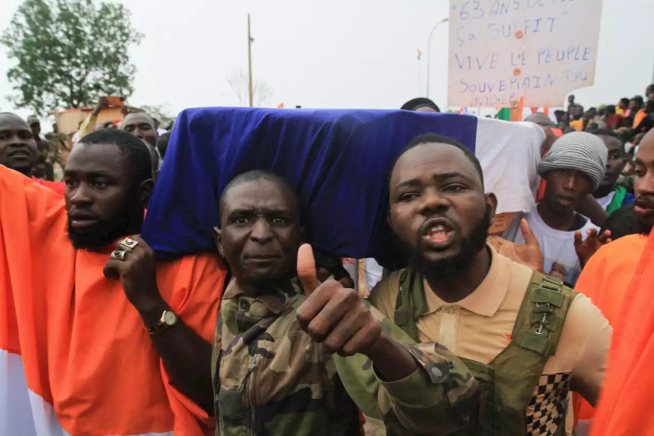 Huge protests in Niger call for French forces to leave after coup