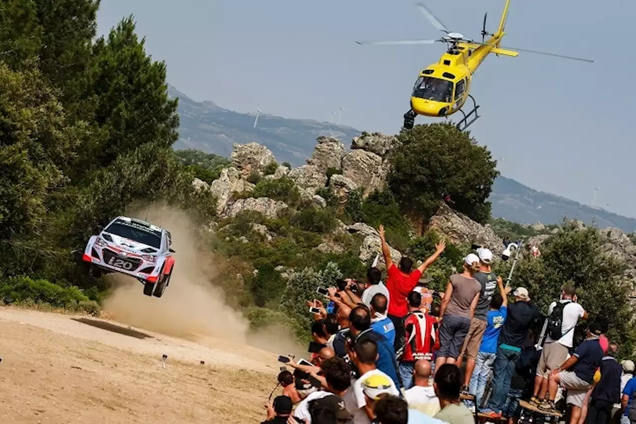 Zwei Hyundai i20 WRC auf Italien-Podium