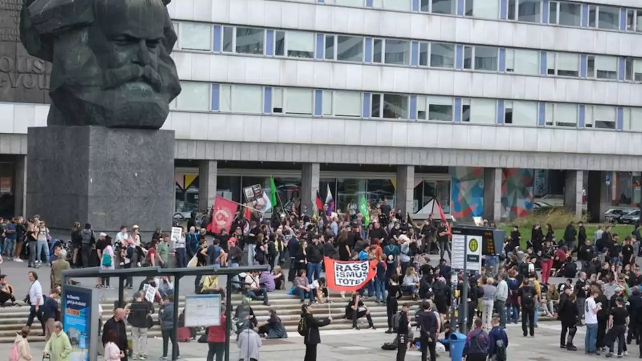 Hunderte Menschen bei Demo gegen Rassismus in Chemnitz