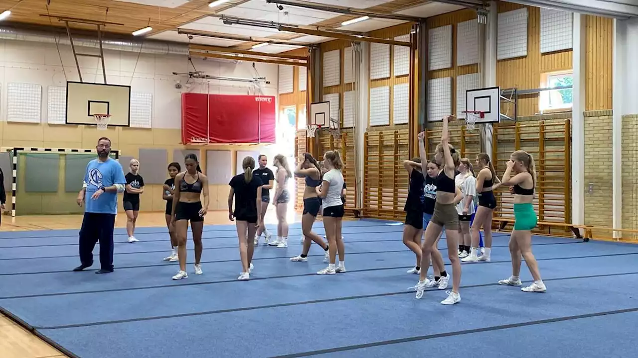 Tjejer från Oskarshamn tränar inför cheerleadingtävling i USA