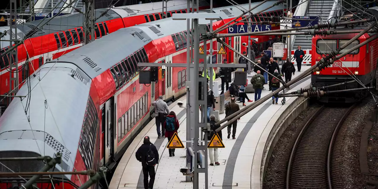 Zu wenig Barrierefreiheit in der Bahn: Samt Rollstuhl des Zuges verwiesen