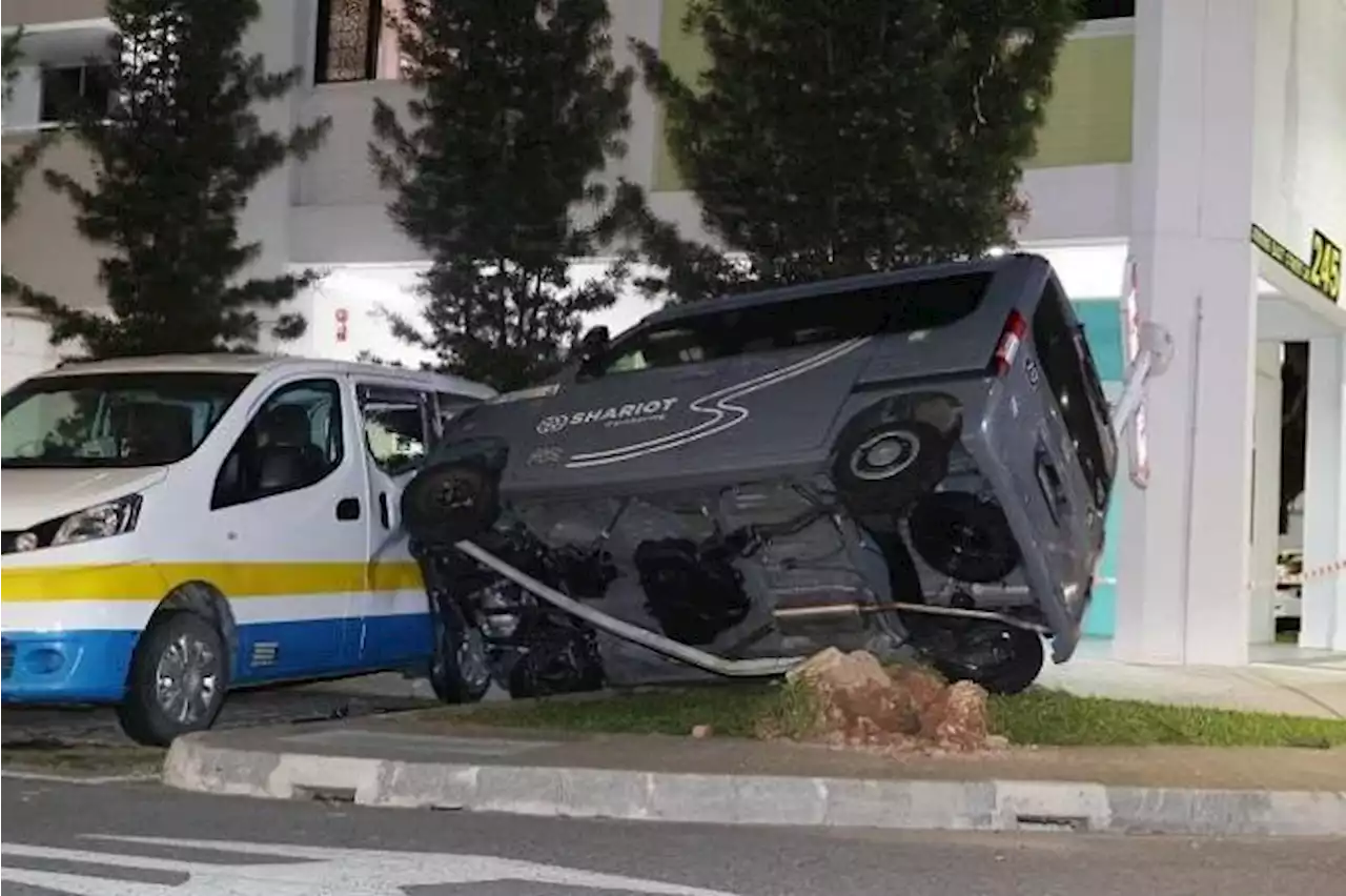 More than 20 people rescue 3 in van after accident at Jurong East carpark