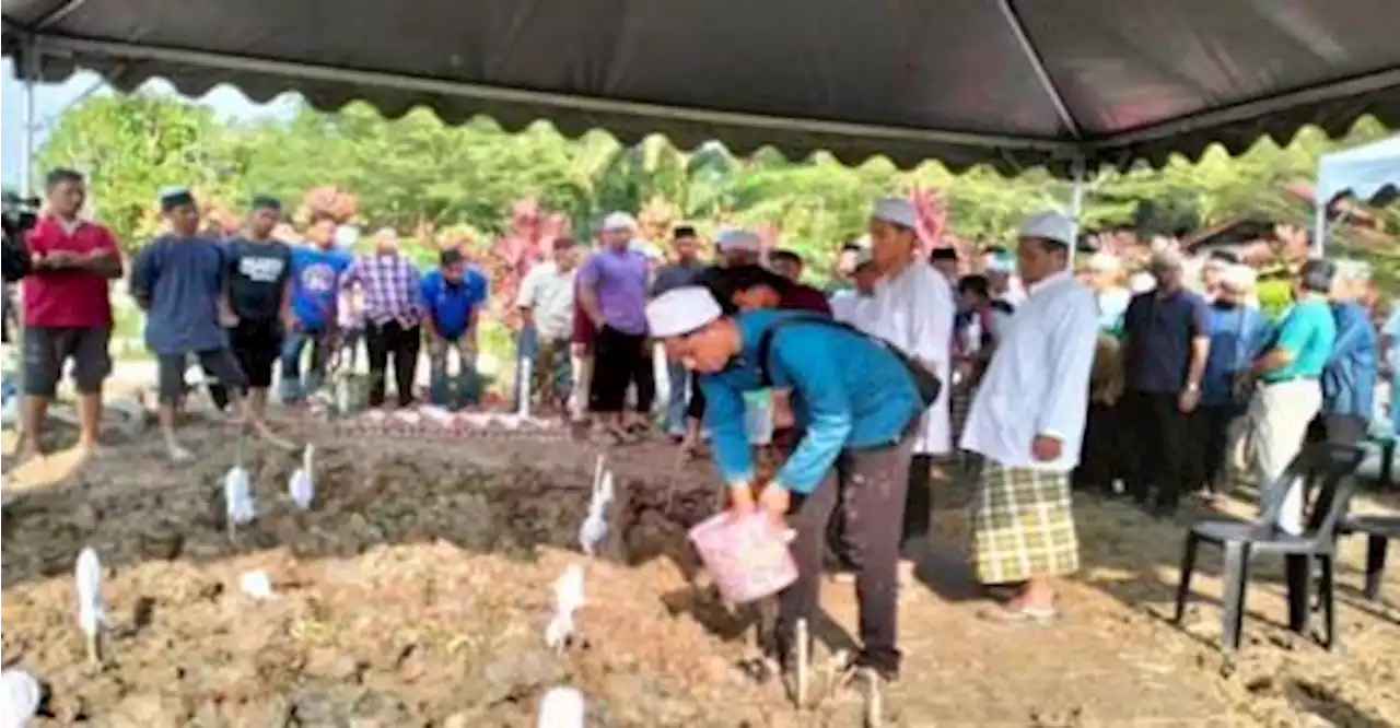 Remains of six family members laid to rest in Parit Jawa