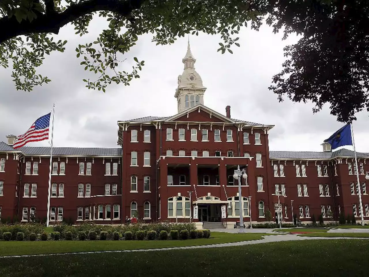 Man who escaped Oregon mental hospital while shackled found stuck in muddy pond