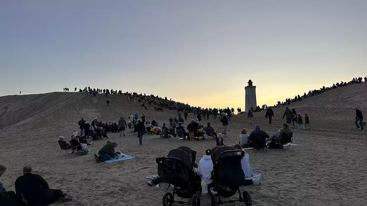 Se billederne: Tusinder af mennesker så lysshowet ved Rubjerg Knude fyr