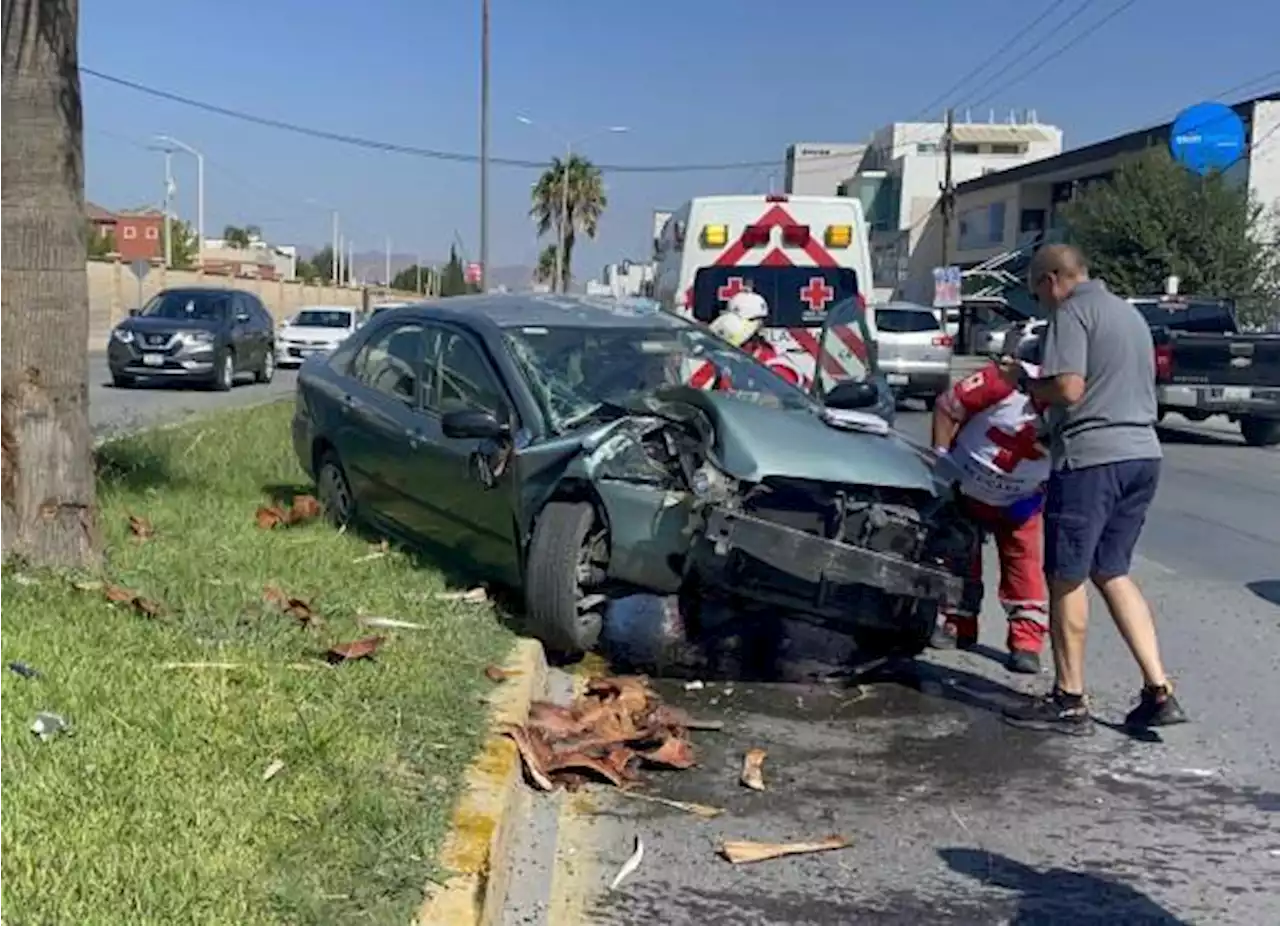 Acelerada conductora se estrella contra palmera y golpea a un BMW, al norte de Saltillo