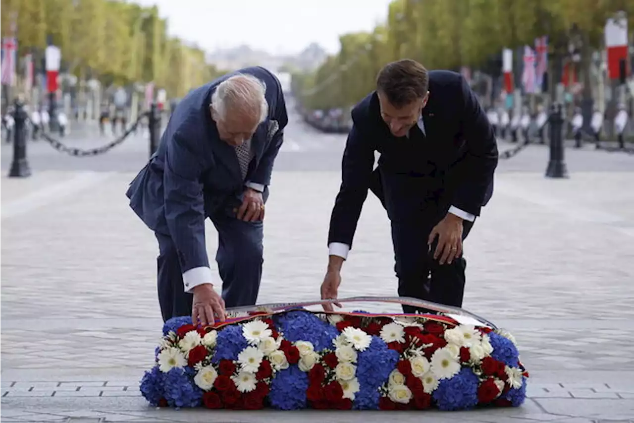 Carlo III e Macron al milite ignoto sotto l'Arco di Trionfo - Notizie