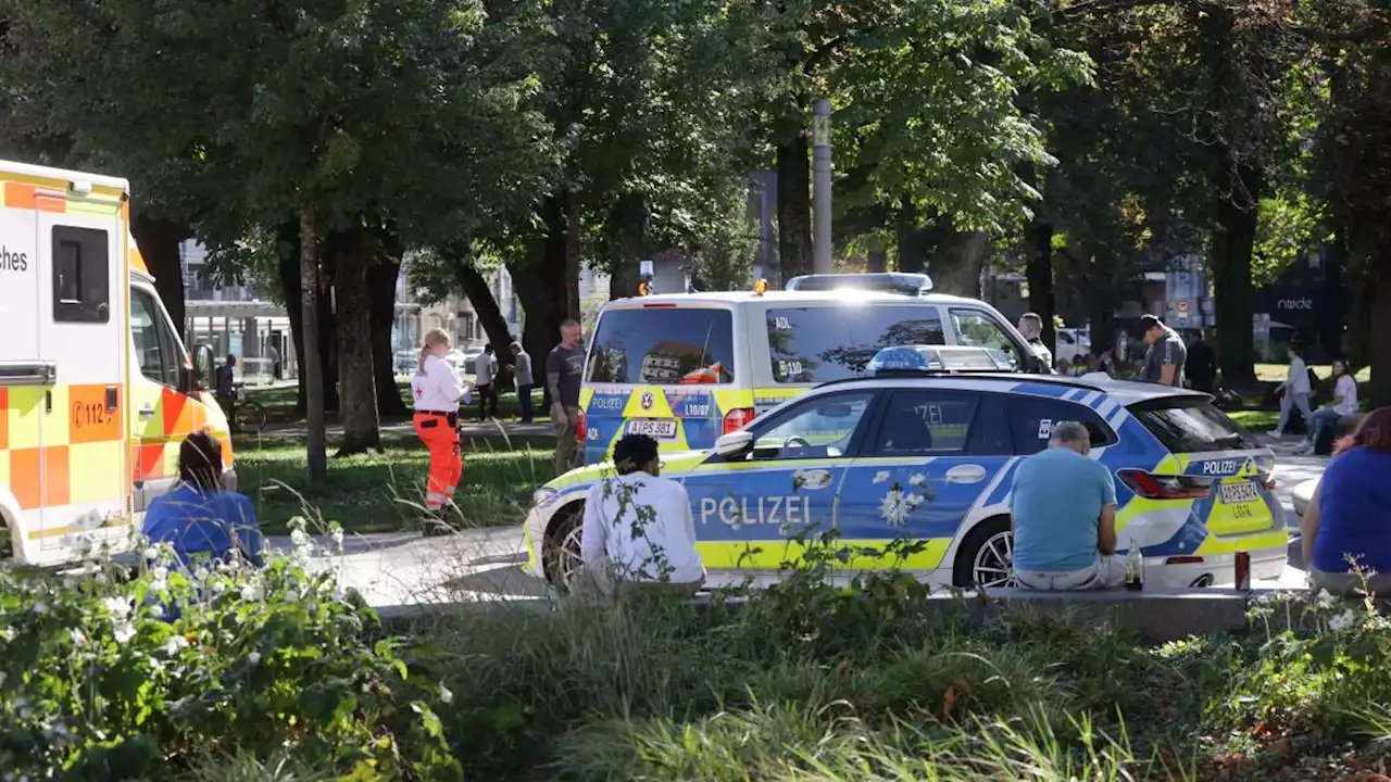 Streit am Augsburger Königsplatz: Polizeibeamte rücken an