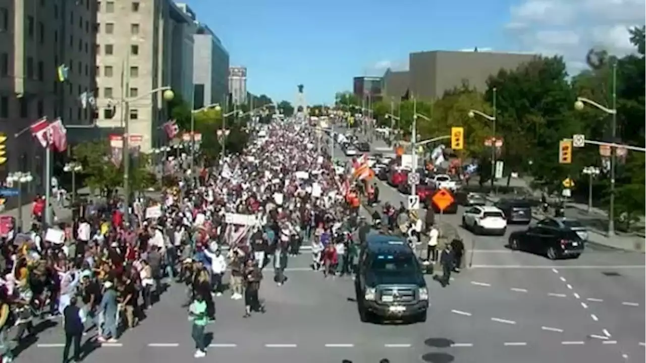 Protesters, counter-protesters shut down Ottawa streets over LGBTQ rights in schools