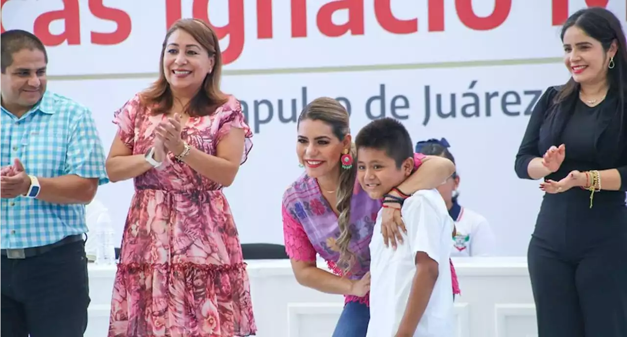 Evelyn Salgado entrega 345 becas a estudiantes de primaria y secundaria de Acapulco