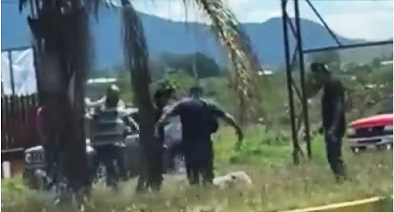 VIDEO: Con palos golpean 5 taxistas de Oaxaca a hombre en situación de calle